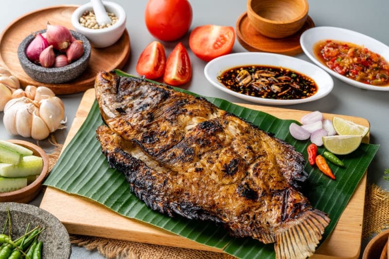 Ikan bakar: piatto indonesiano di pesce