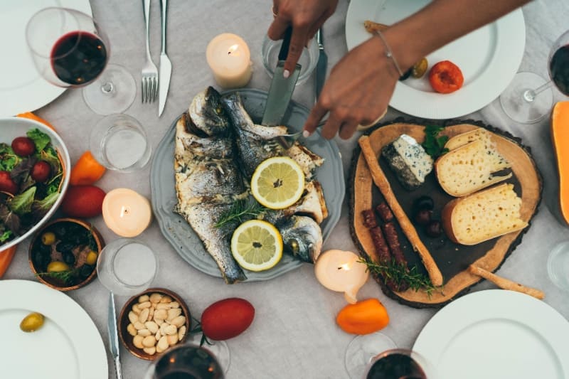 Galateo a tavola: come si mangia il pesce?
