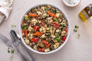 Insalata di branzino con quinoa e verdure ricetta