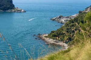 Come raggiungere la spiaggia di Punta corvo in Liguria