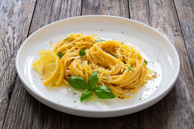 Come si cucinano le linguine al branzino e limone?